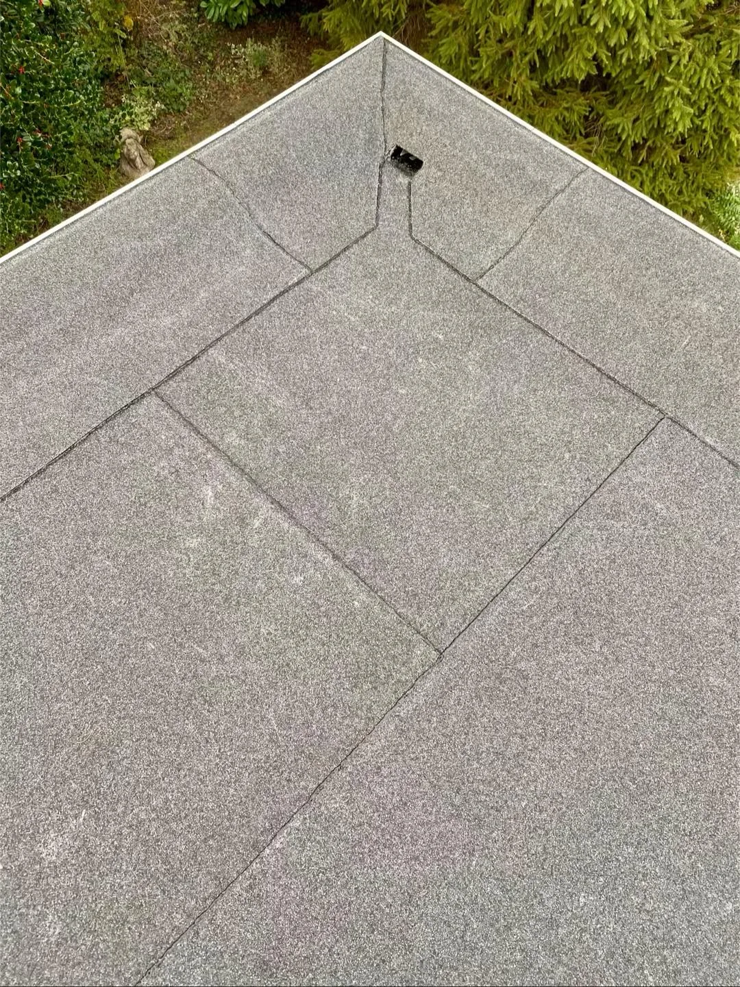 Detail van de hoek en opstand van een plat dak.
